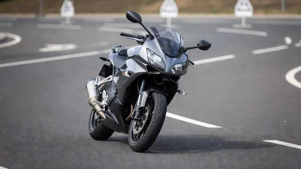 Triumph Sprint ST 1050 – dane techniczne, osiągi i opinie
